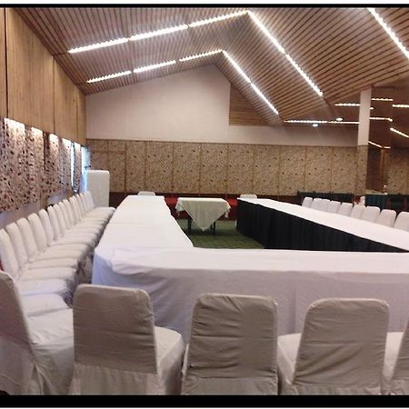 Hotel Broadway Srinagar  Bagian luar foto
