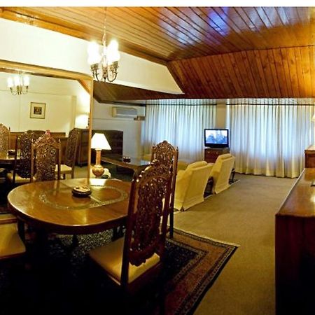 Hotel Broadway Srinagar  Bagian luar foto