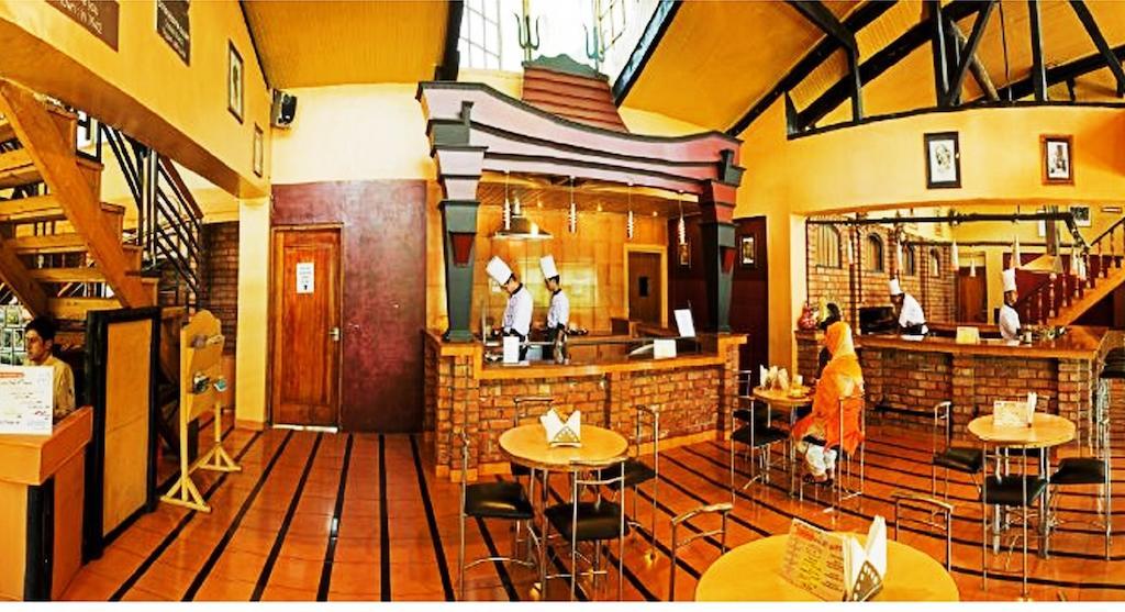 Hotel Broadway Srinagar  Bagian luar foto