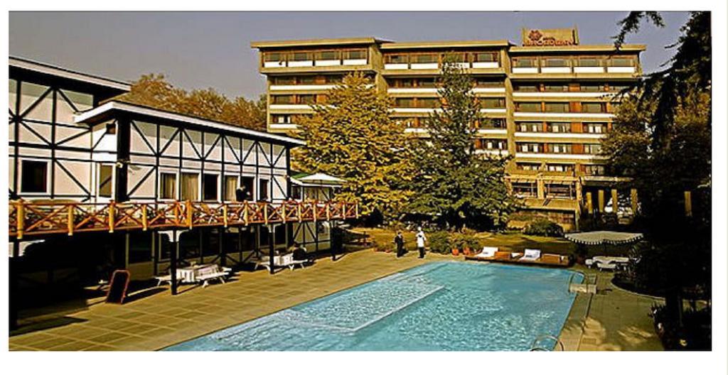 Hotel Broadway Srinagar  Bagian luar foto