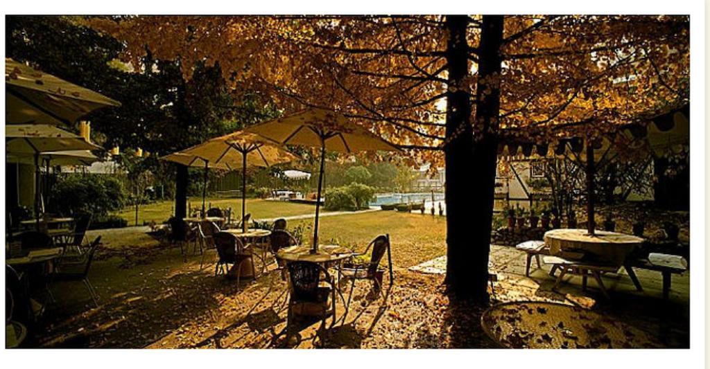 Hotel Broadway Srinagar  Bagian luar foto