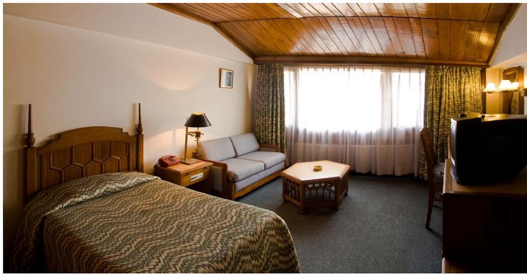 Hotel Broadway Srinagar  Bagian luar foto